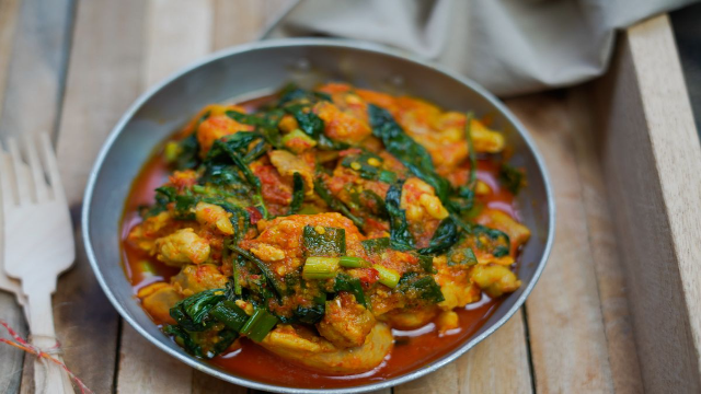 Ayam Woku: Sajian Rempah Khas Manado yang Menggugah Selera